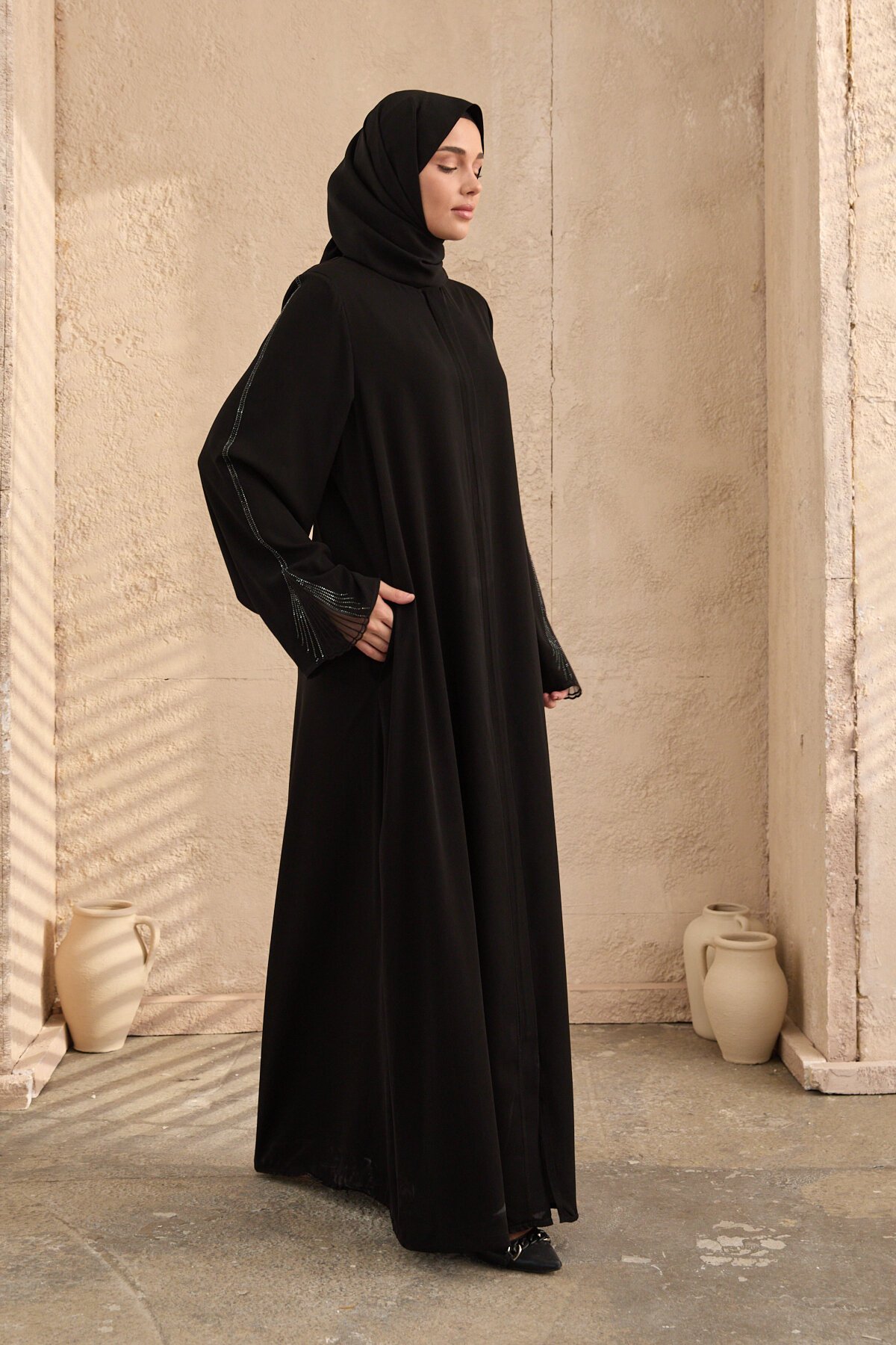 عباية سوداء مطرزة بالأحجار - Agra Prive