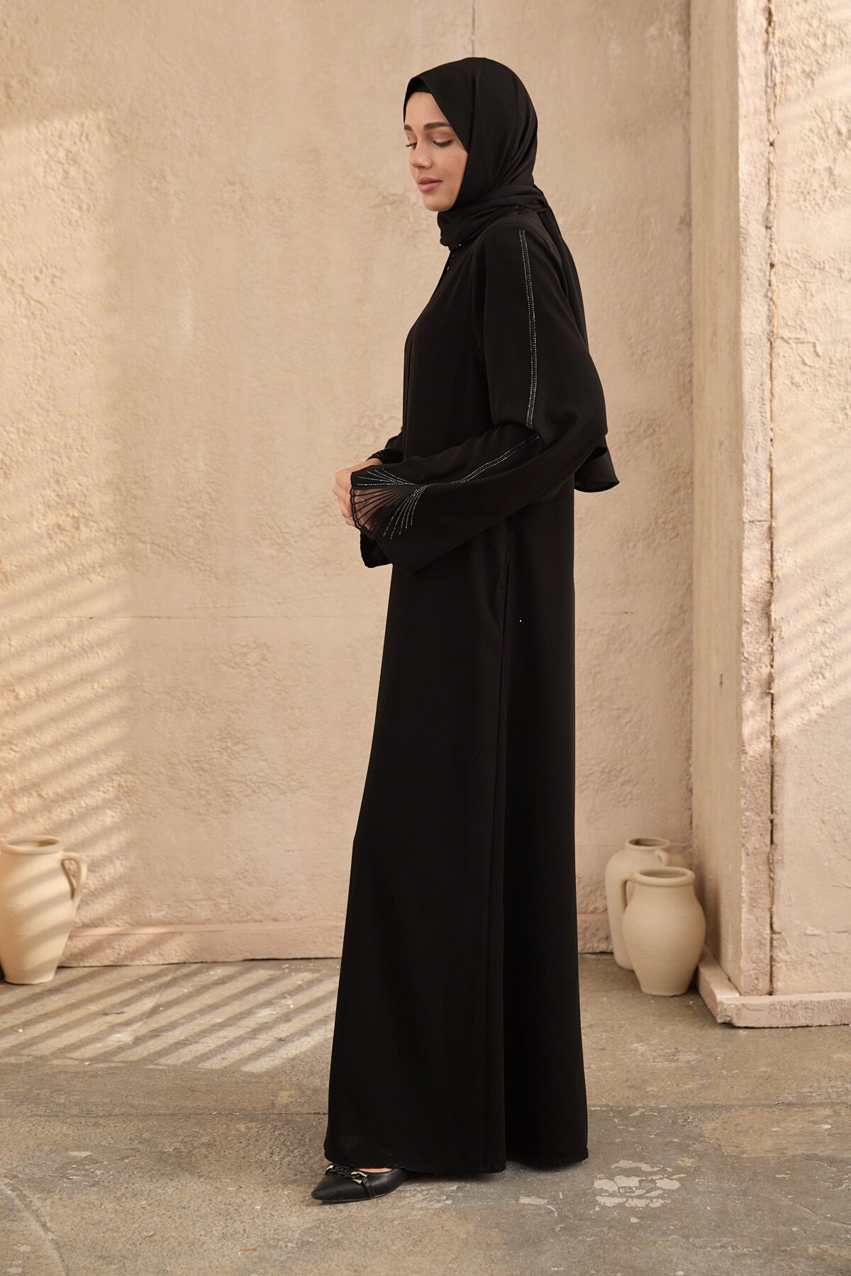 عباية سوداء مطرزة بالأحجار - Agra Prive