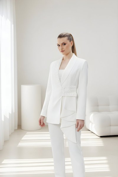 Ekru Özel Tasarım Fırfır Kuşak Detaylı Taş İşlemeli Ceket