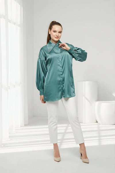 Zümrüt Saten Yakası Taşlı Gömlek