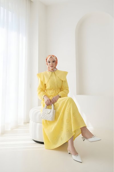 طقم محتشم ثنائي بتنورة أصفر بياقة بيبي وتفاصيل دانتيل