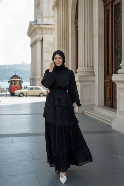 Siyah Kuşaklı Volan Detaylı Şifon Elbise