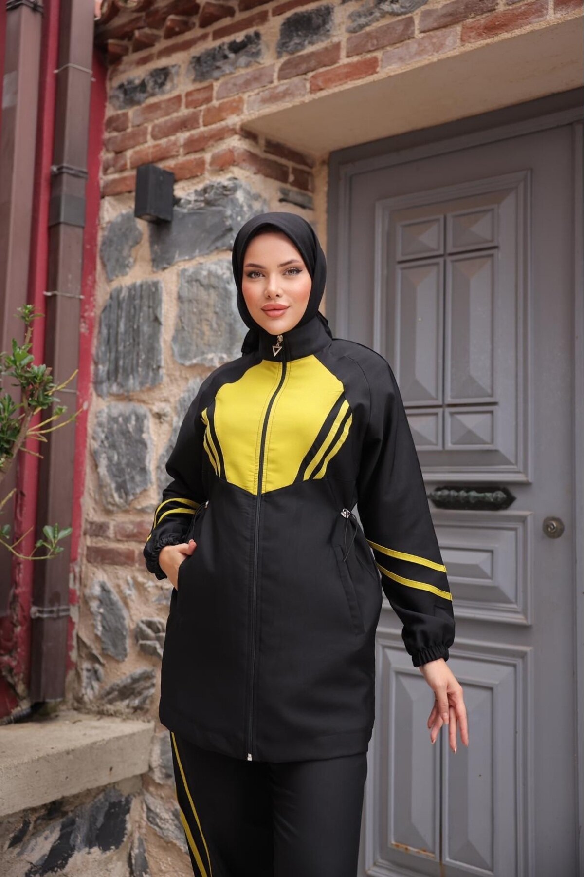 طقم رياضي أسود من قطعتين - Wovi