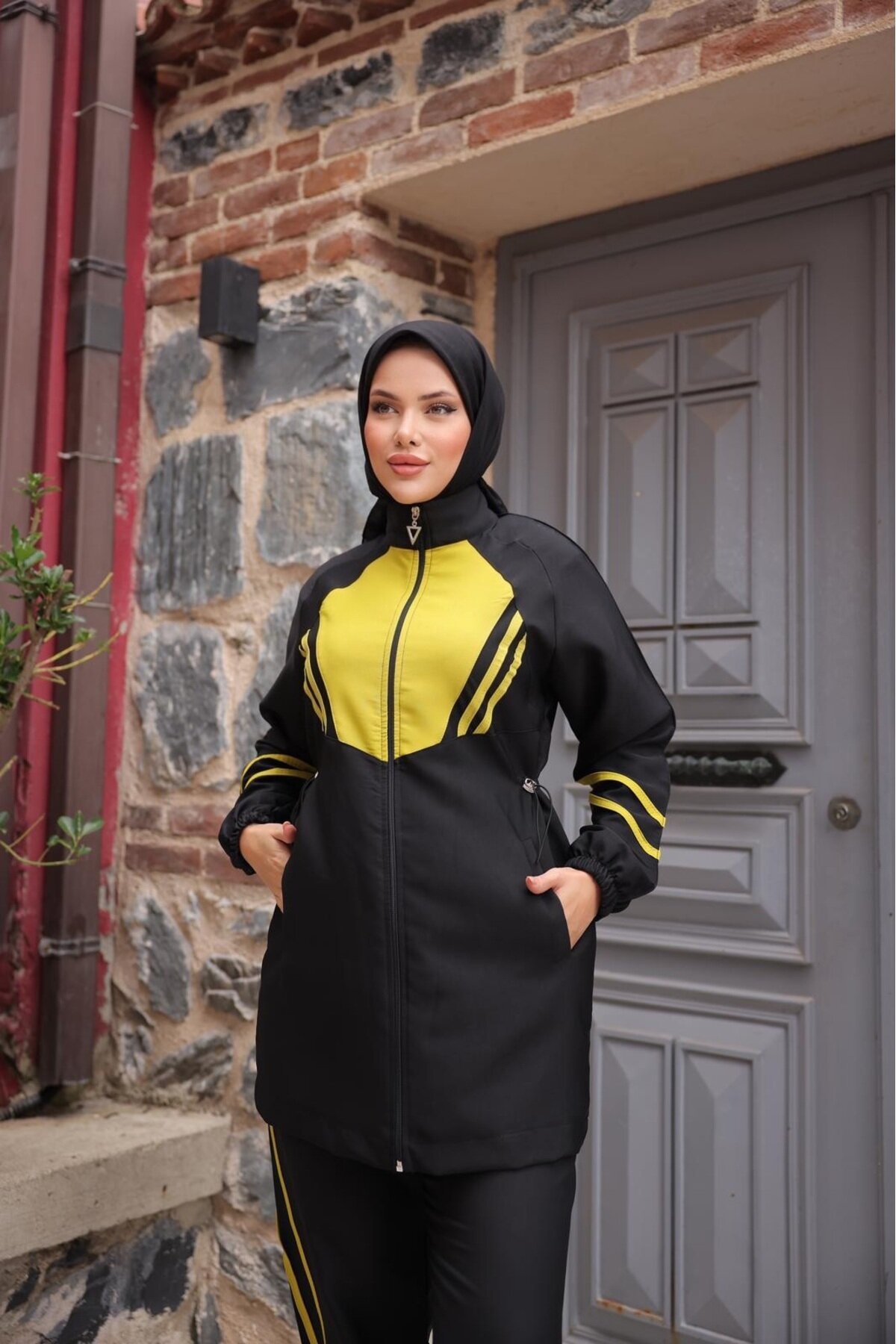طقم رياضي أسود من قطعتين - Wovi