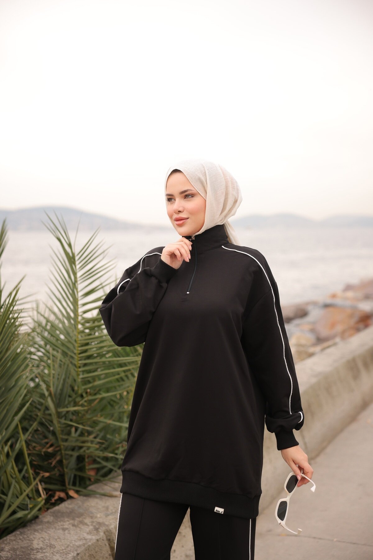 طقم رياضي من قطعتين أسود بياقة بسحاب - Wovi