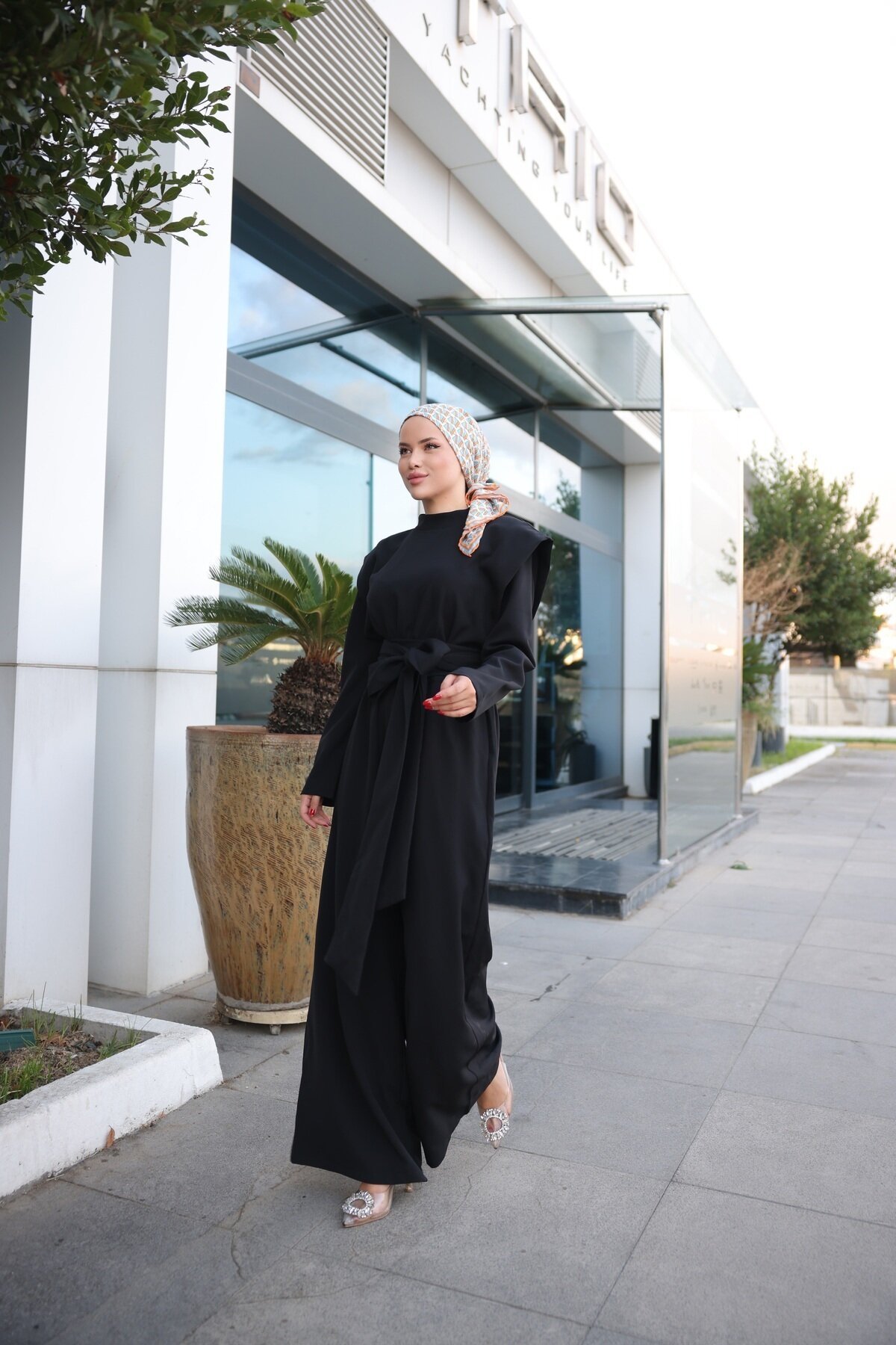 جمبسوت أسود سالوبيت بحزام عريض وسحاب - Wovi