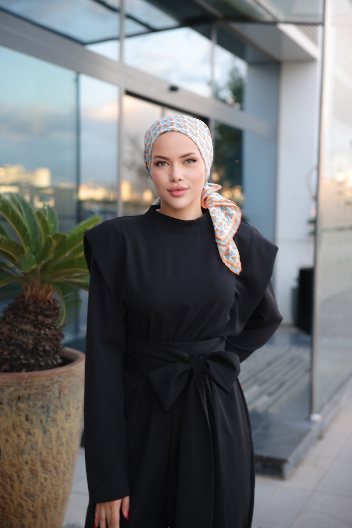 جمبسوت أسود سالوبيت بحزام عريض وسحاب - Wovi