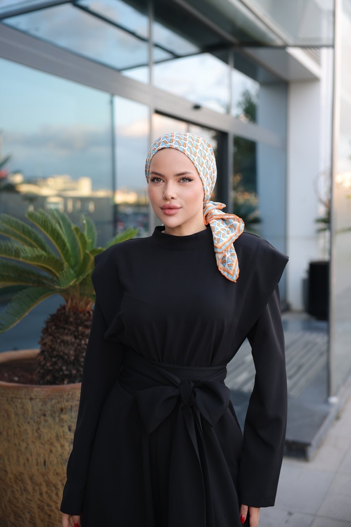 جمبسوت أسود سالوبيت بحزام عريض وسحاب - Wovi