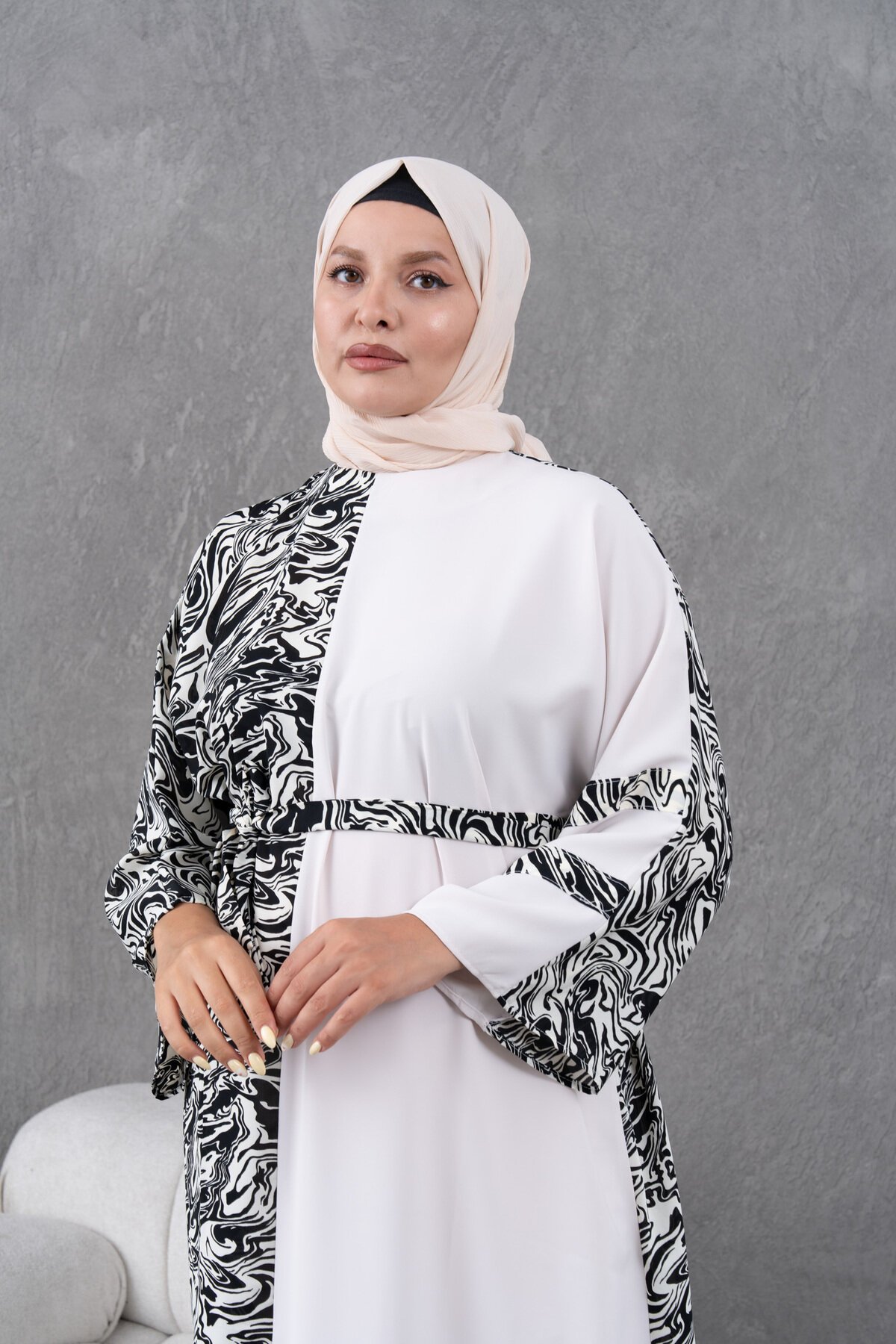 فستان فضفاض أسود وأكرو منقوش بتفاصيل غارني - Fzd Filizzade