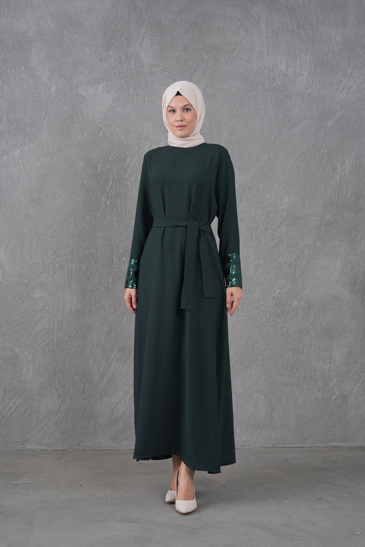 فستان طويل زمردي بأكمام من الترتر مع حزام - Fzd Filizzade
