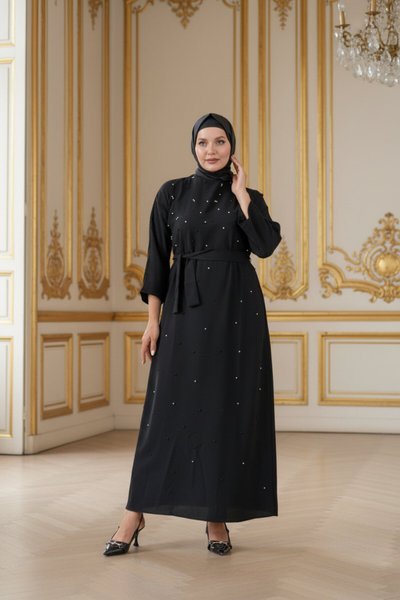 فستان سهرة أسود بحزام وتفاصيل لؤلؤ