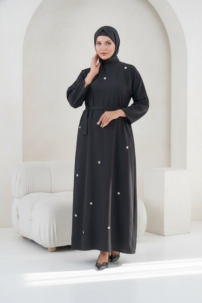 فستان أسود بحزام بتفاصيل لؤلؤ