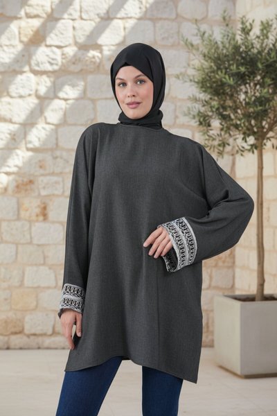 تونيك واسع أنثراسيت بتفاصيل إكسسوار فضي على الأساور