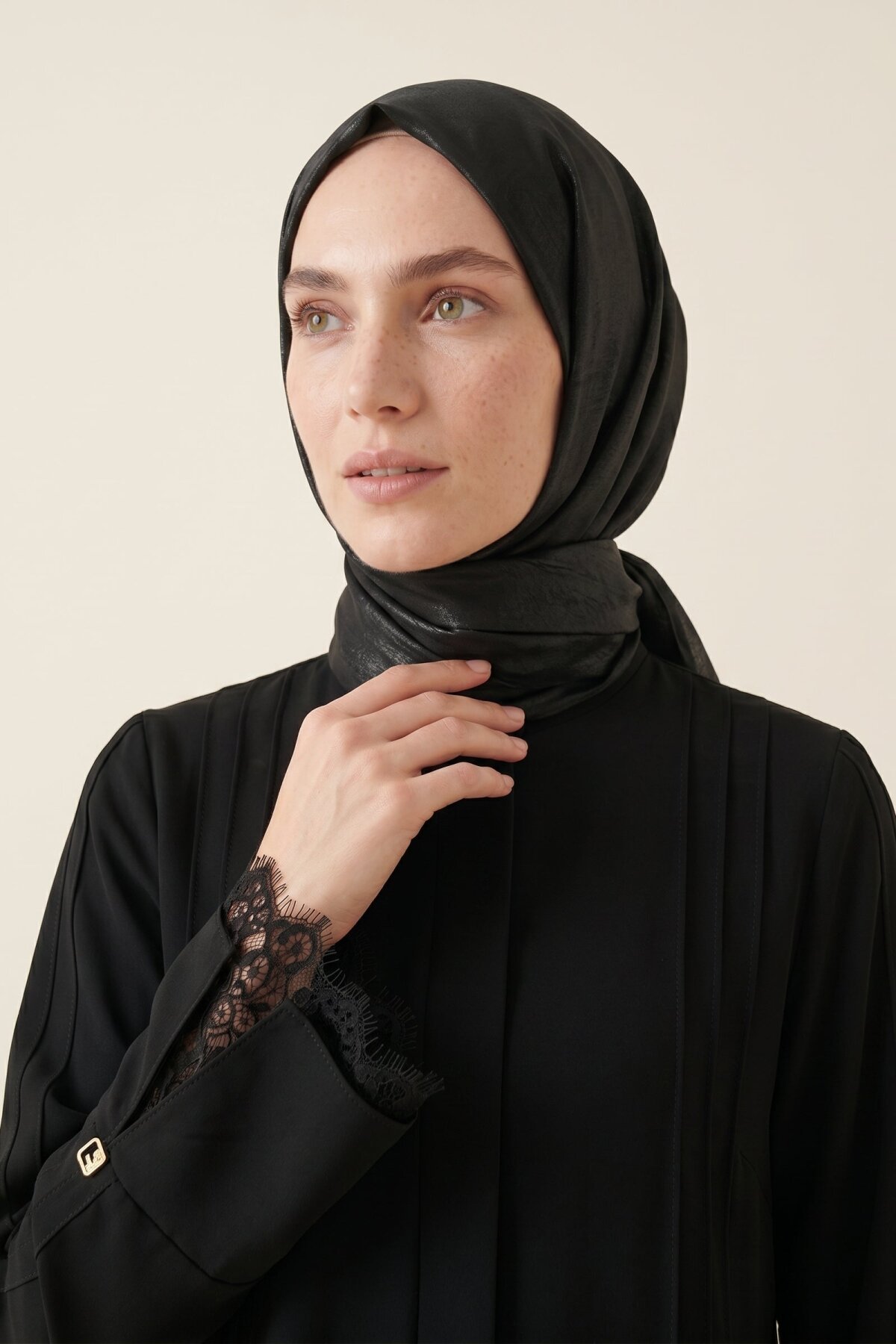فرابة سوداء بأكمام دانتيل - Beyza
