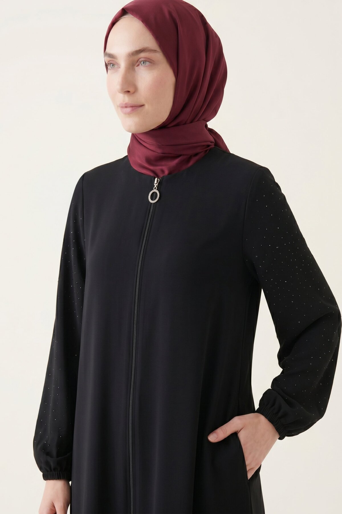 عباية سوداء بأكمام مرصعة بالأحجار - Beyza
