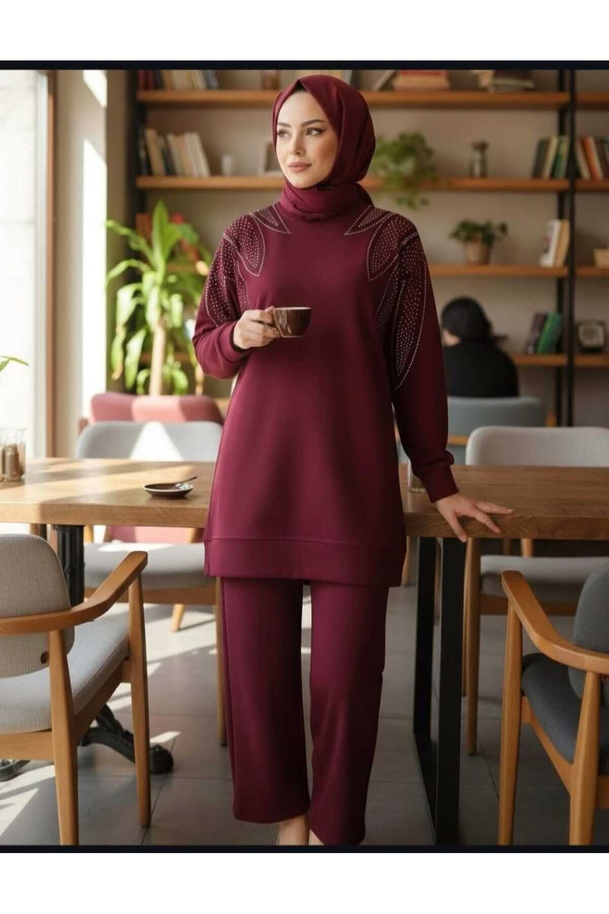 طقم محتشم قطعتين بلون برغندي من قماش البينيه بتفاصيل أحجار - Shirosa