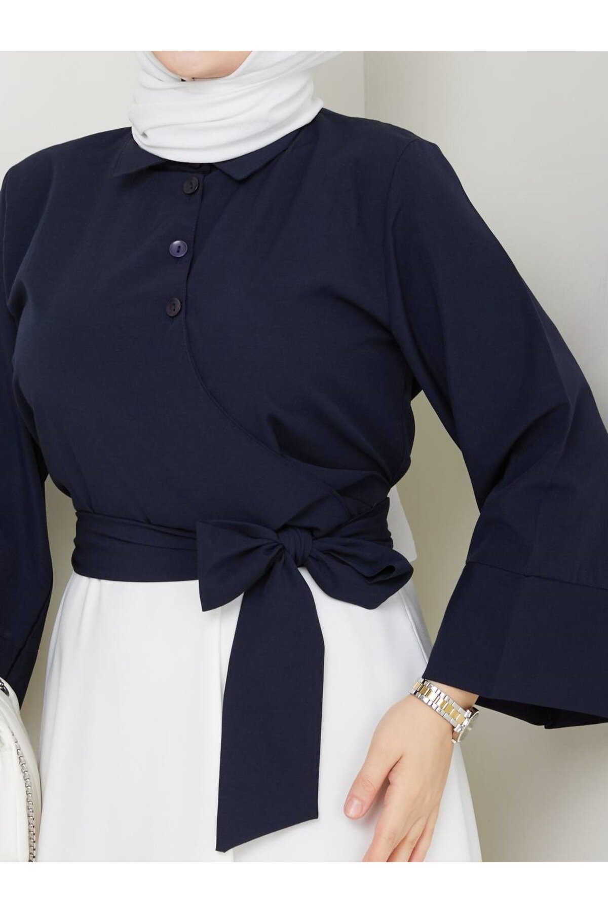 Lacivert Asimetrik Görünümlü Fiyonk Detaylı Gömlek - Shirosa