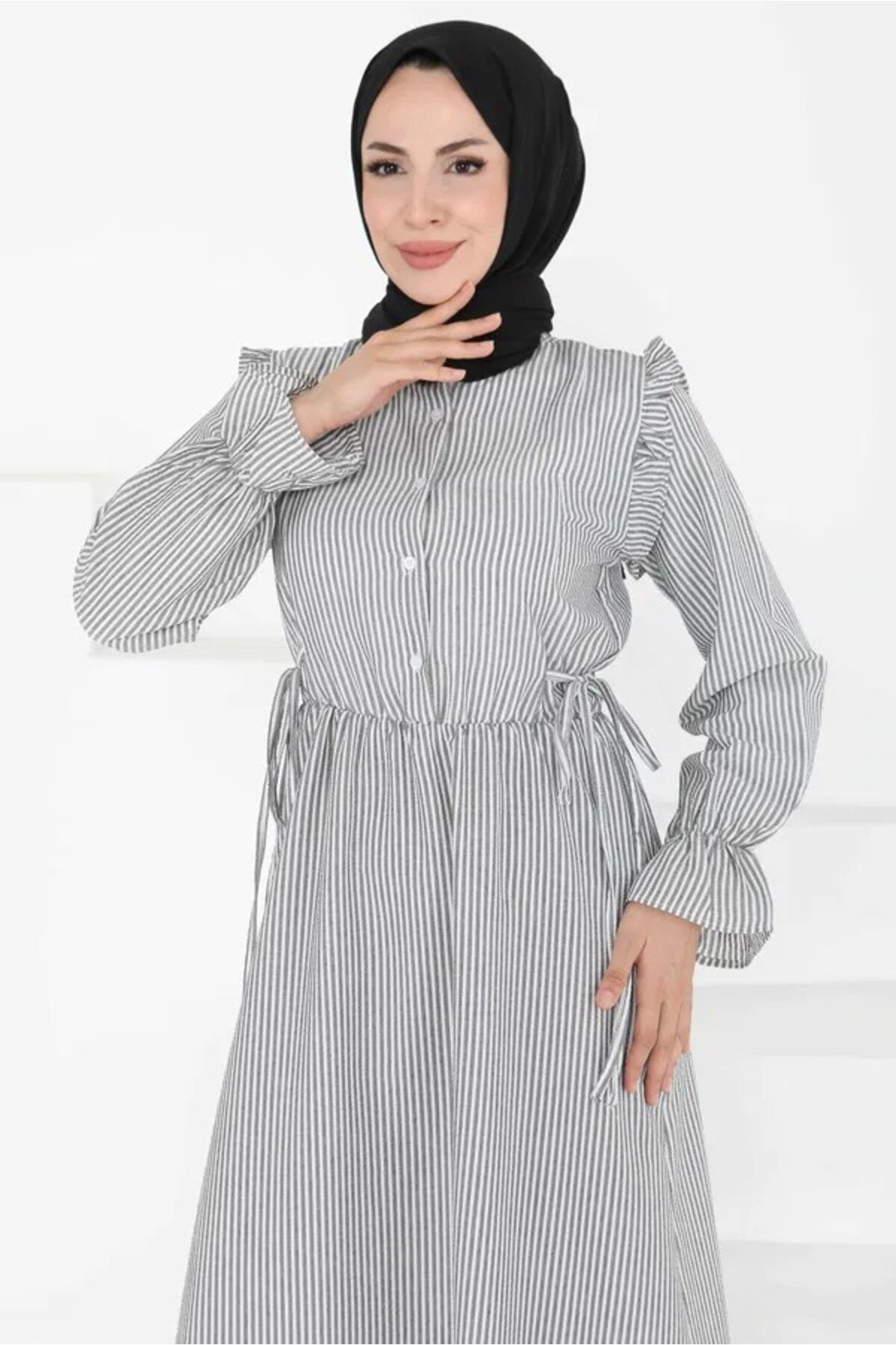 فستان أسود مخطط غوفره بتفاصيل كشكش ورباط - Shirosa