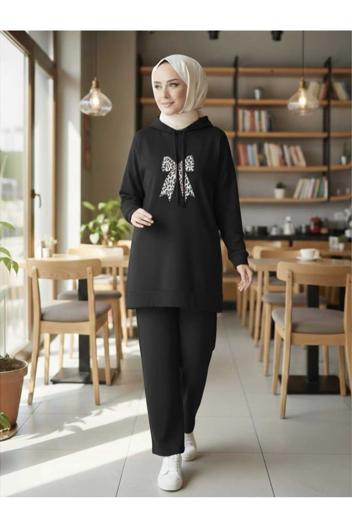 طقم أسود بقلنسوة وبطبعة شريط - Shirosa