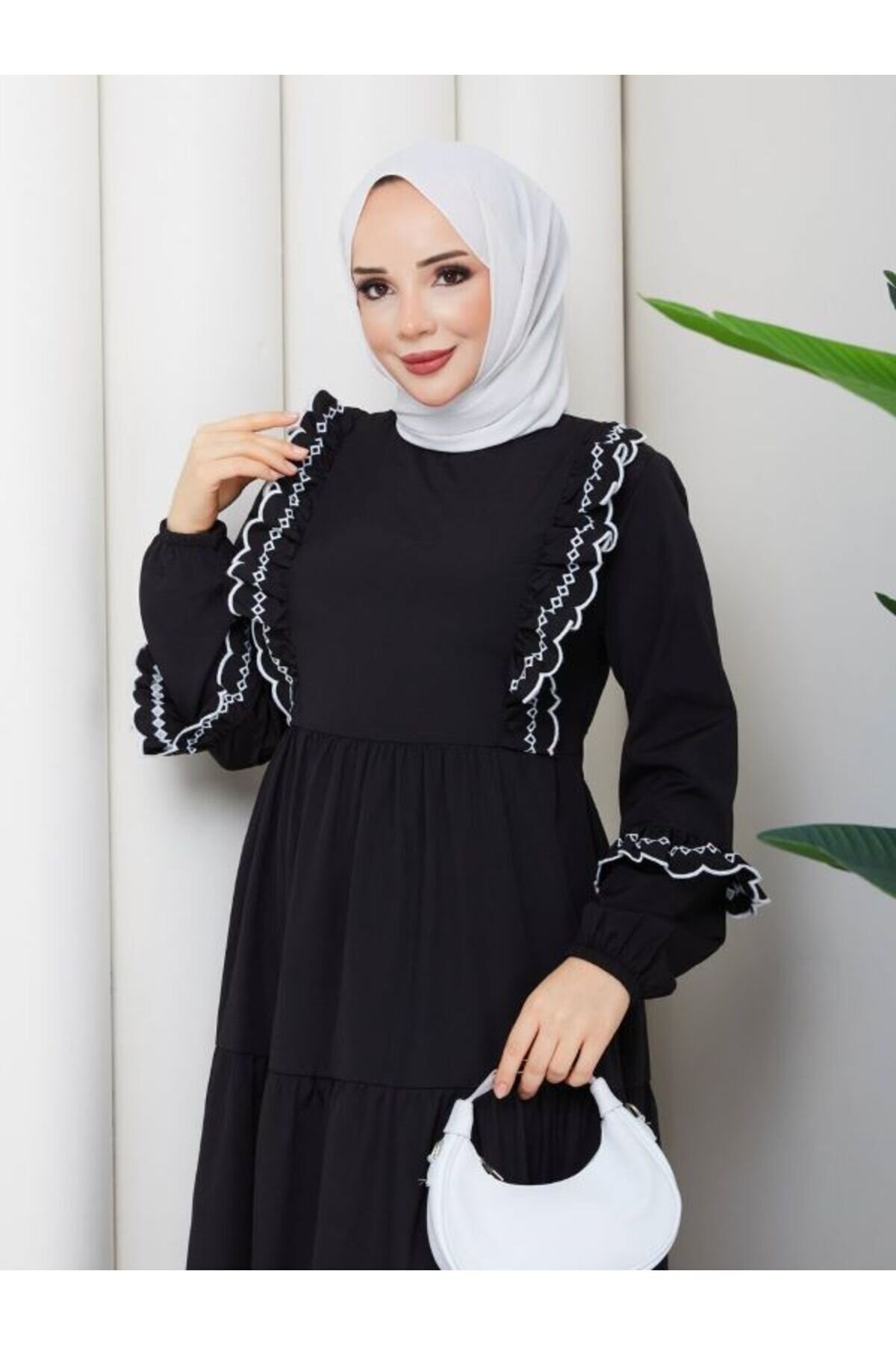فستان أسود بوبلين بكشكشة وتطريز - Shirosa