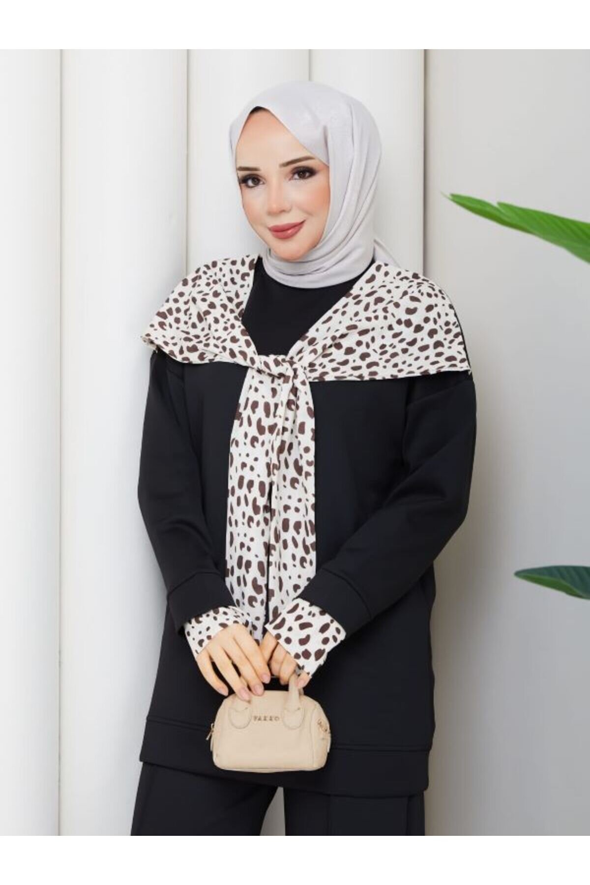طقم محتشم أسود سكوبا بتفاصيل وشاح - Shirosa