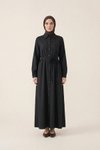 فستان أسود بتفاصيل كسرات