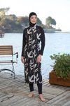Siyah Yaprak Desenli Fermuarlı Tam Kapalı Mayo