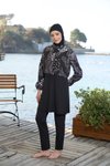 Siyah Yaprak Desenli Tam Kapalı Croplu Mayo