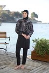 Siyah Yaprak Desenli Tam Kapalı Croplu Mayo