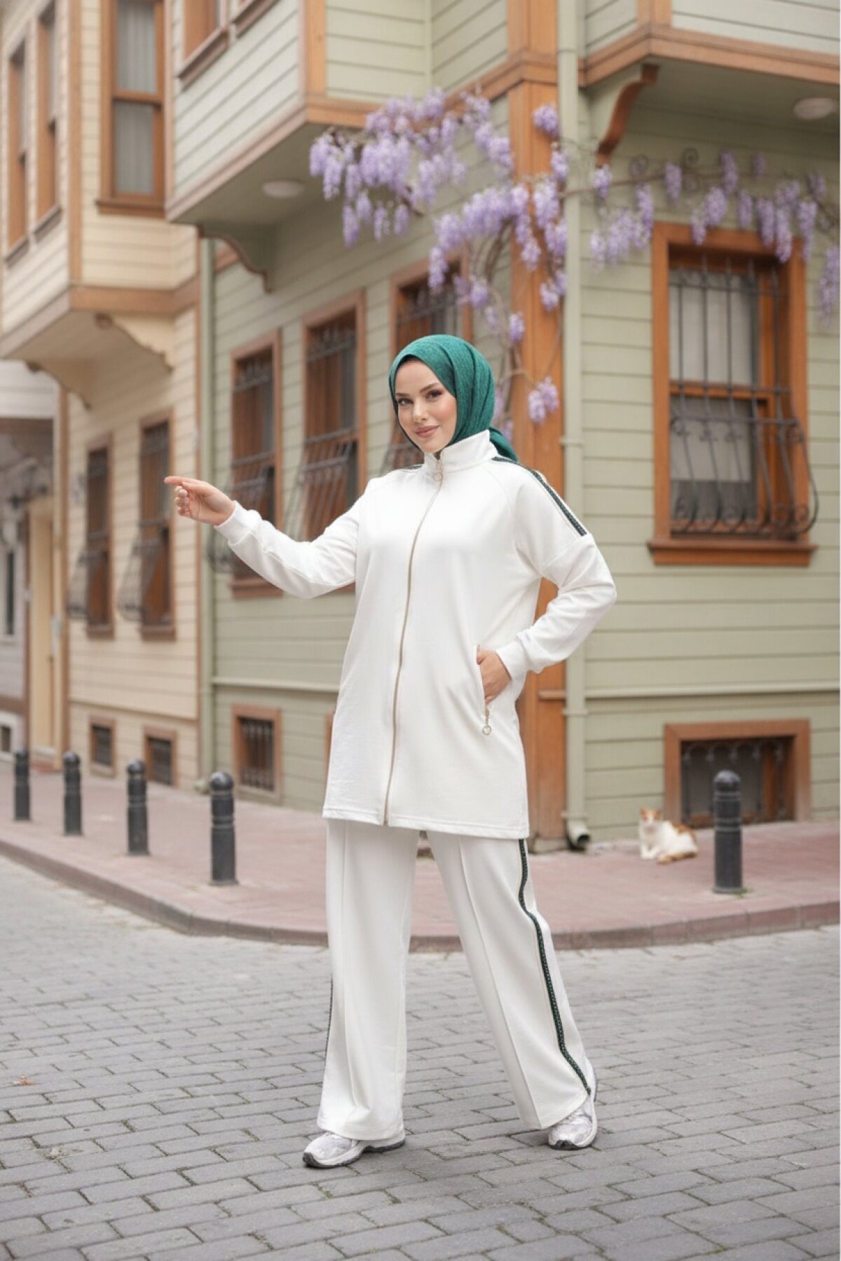 Two-Piece Zippered Tracksuit - White - Wovi