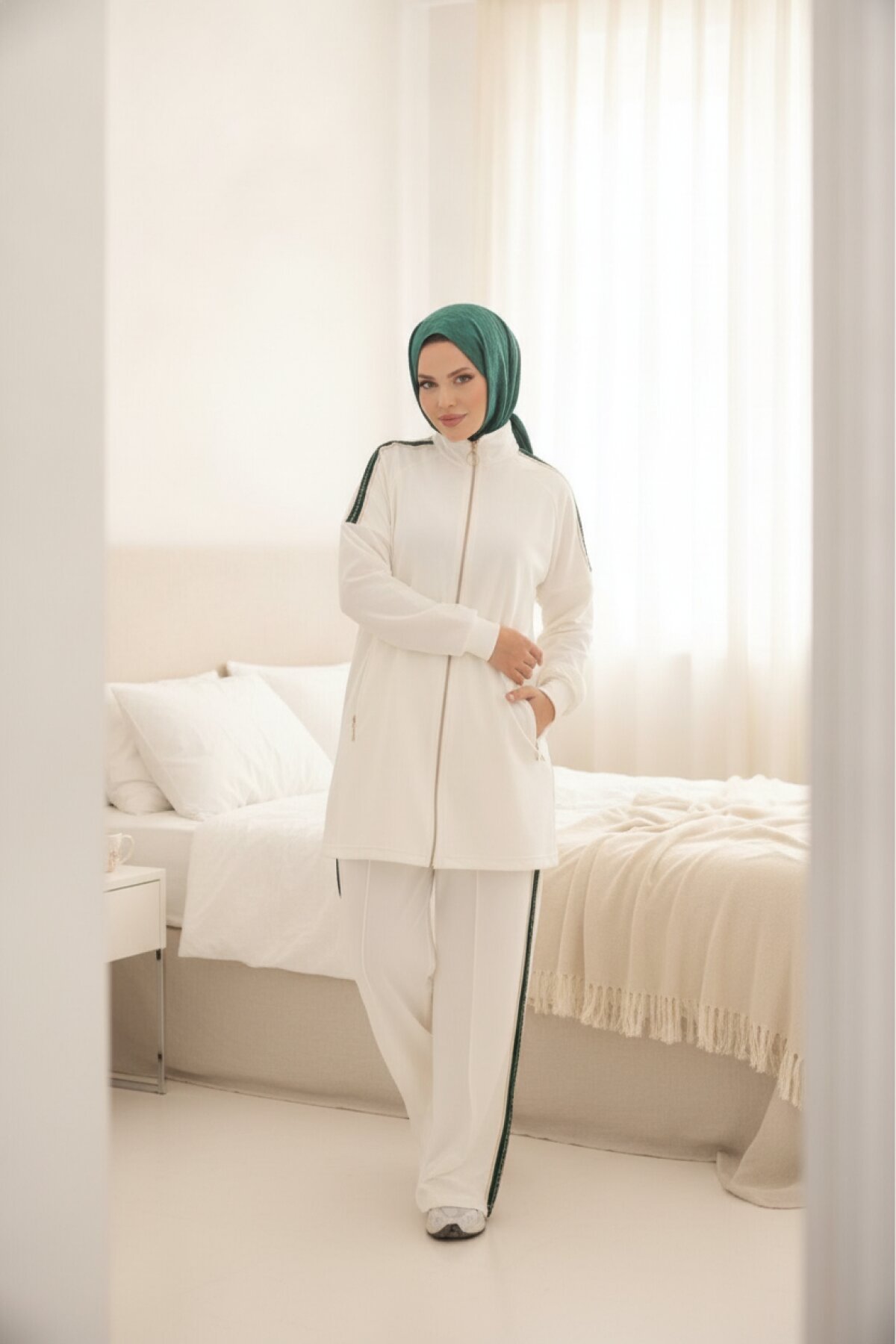 Two-Piece Zippered Tracksuit - White - Wovi