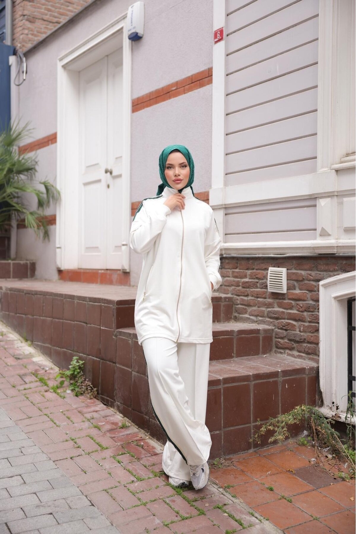 Two-Piece Zippered Tracksuit - White - Wovi