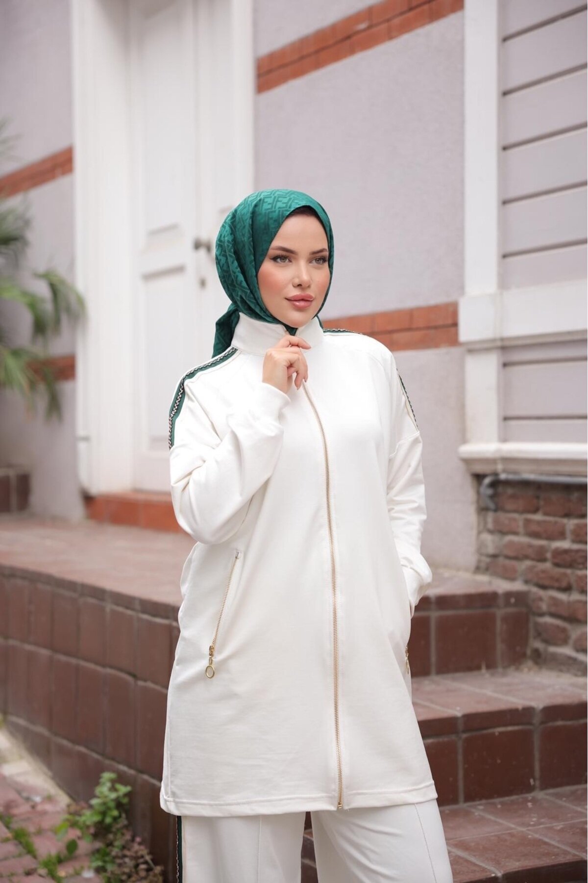 Two-Piece Zippered Tracksuit - White - Wovi
