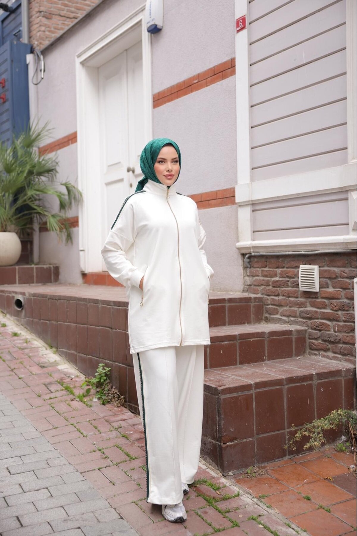 Two-Piece Zippered Tracksuit - White - Wovi