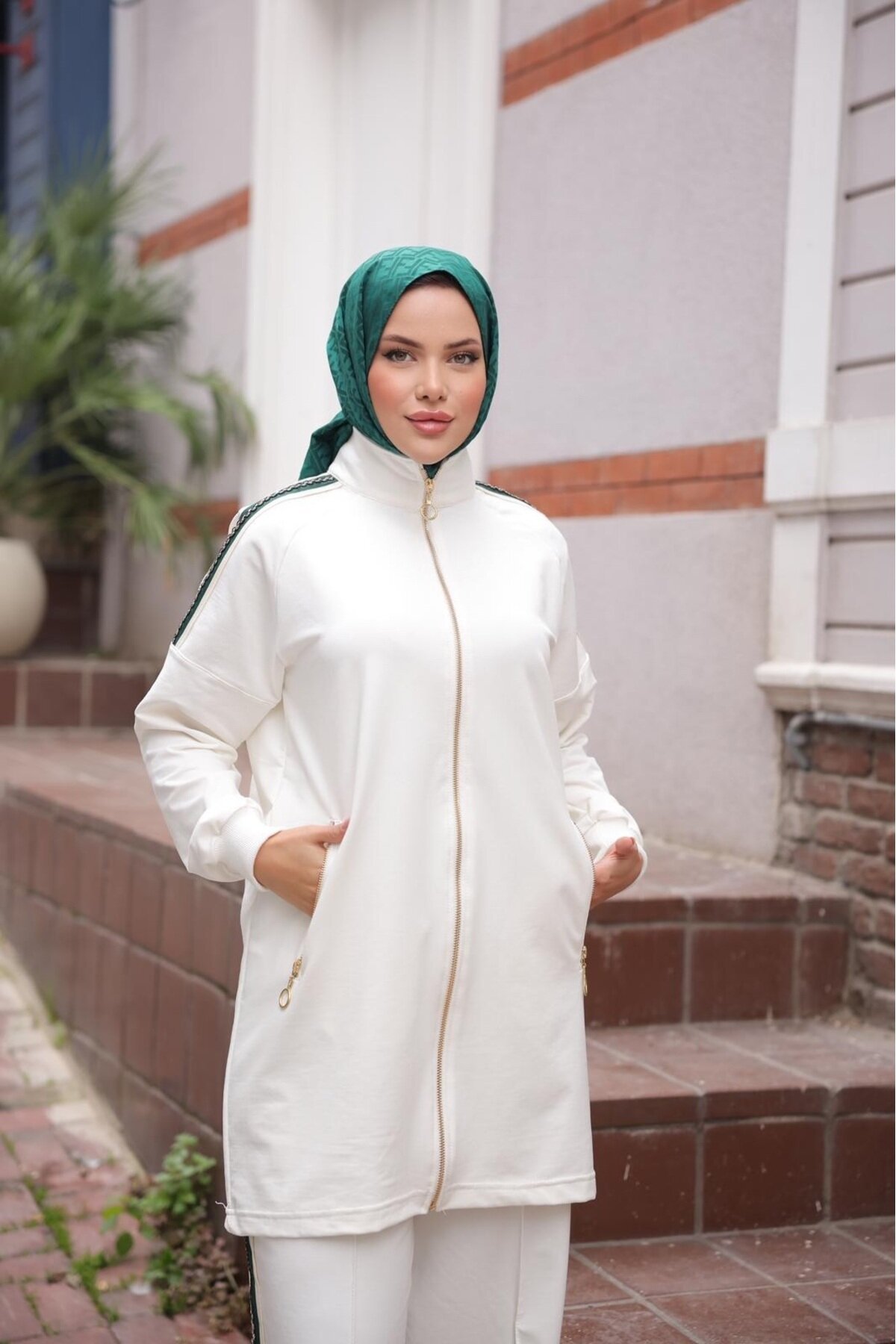 Two-Piece Zippered Tracksuit - White - Wovi