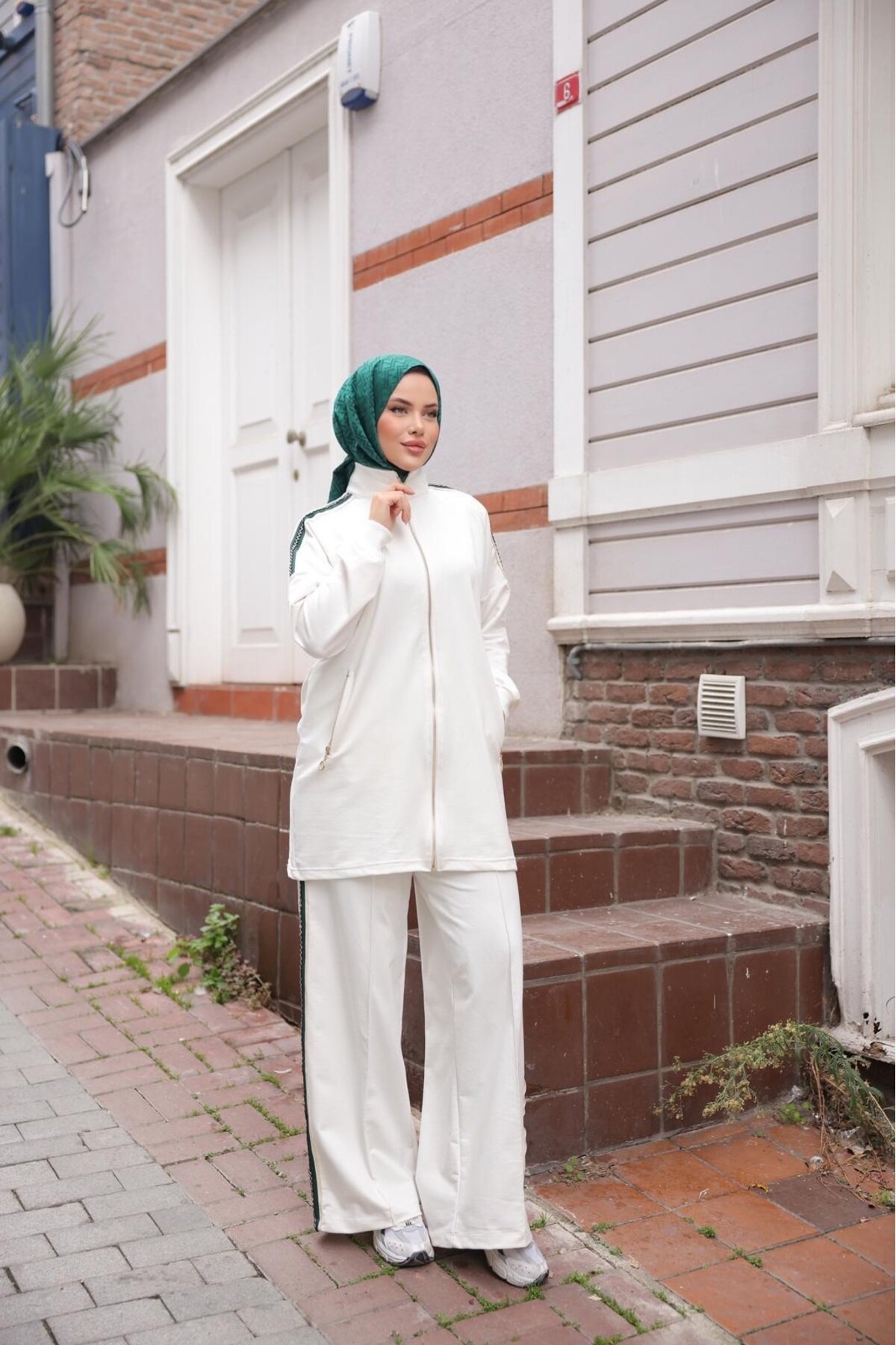 Two-Piece Zippered Tracksuit - White - Wovi
