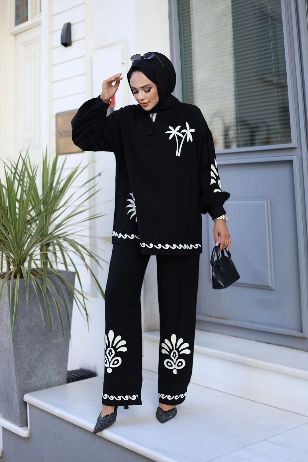 طقم محتشم قطعتين أسود بتفاصيل طباعة كونتور - Wovi Moda
