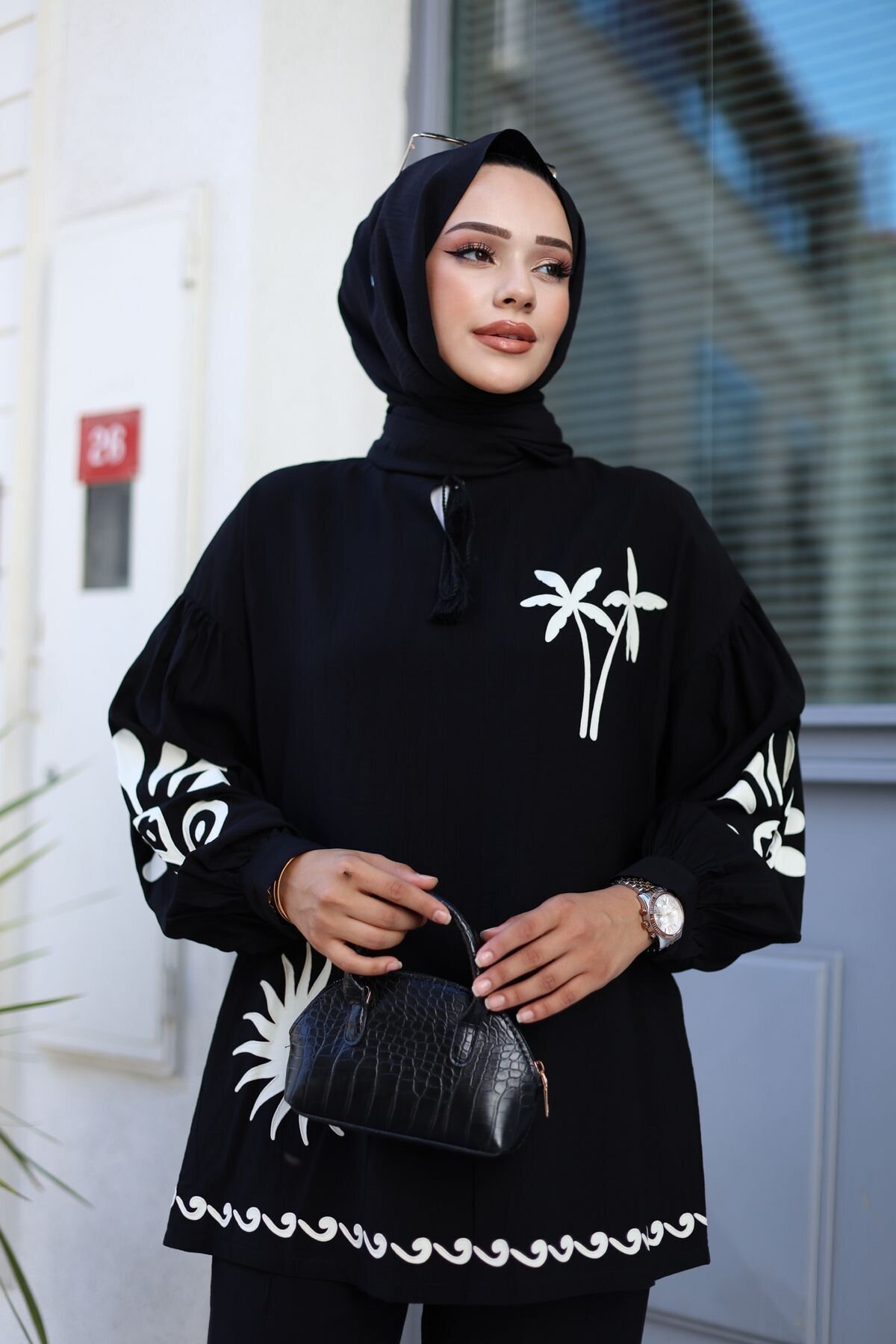 طقم محتشم قطعتين أسود بتفاصيل طباعة كونتور - Wovi Moda
