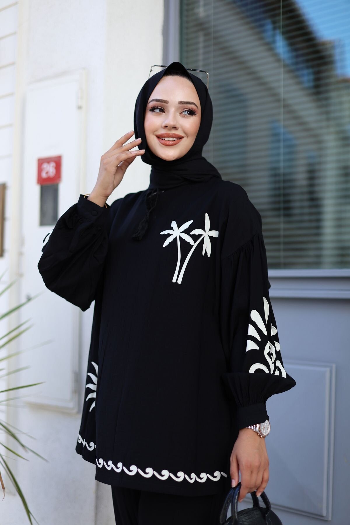 طقم محتشم قطعتين أسود بتفاصيل طباعة كونتور - Wovi Moda