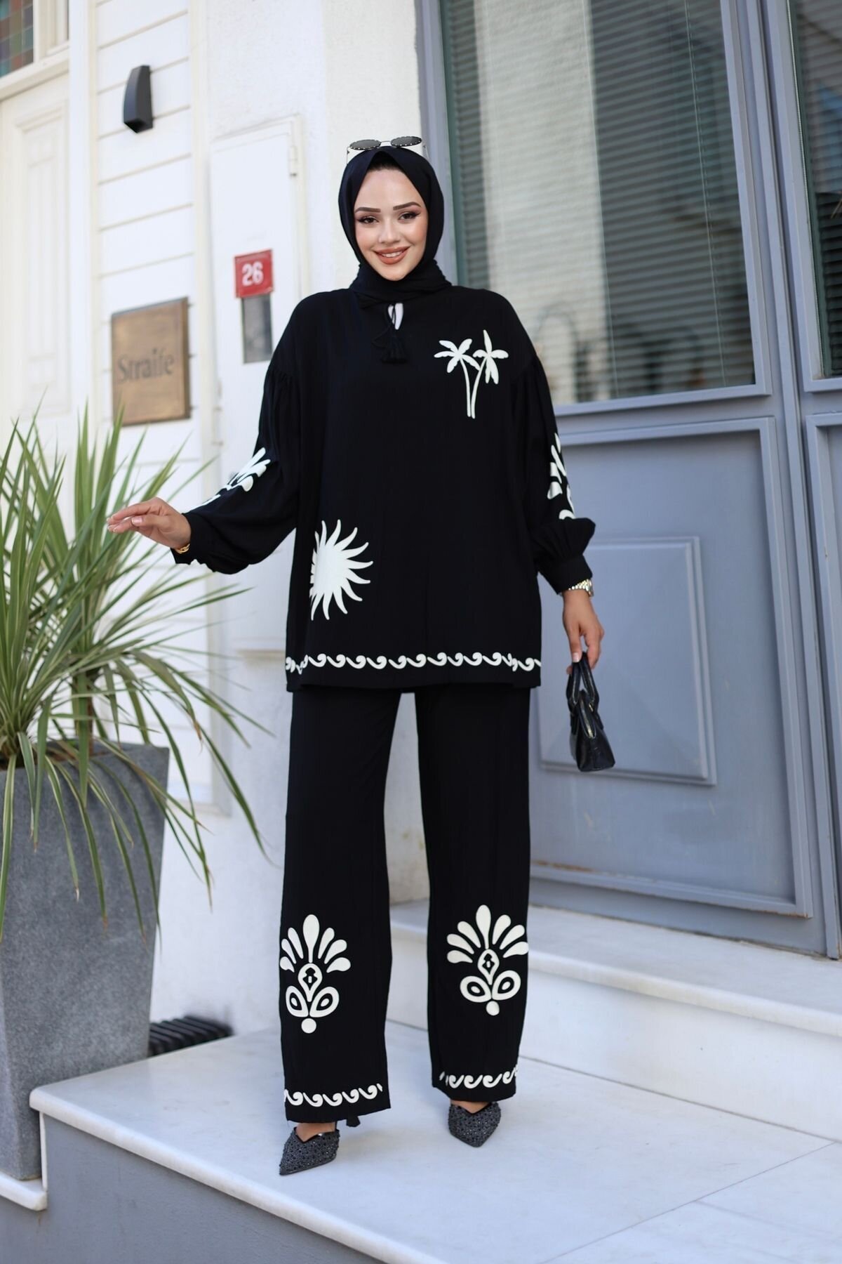 طقم محتشم قطعتين أسود بتفاصيل طباعة كونتور - Wovi Moda