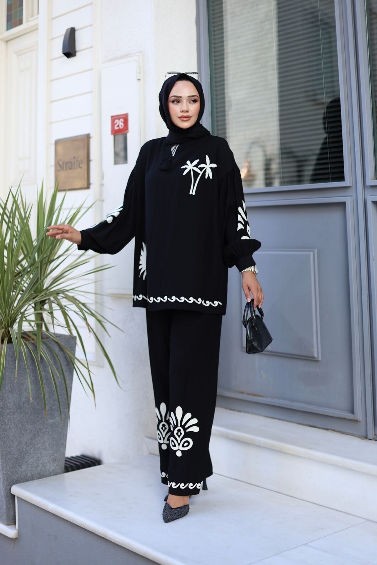 طقم محتشم قطعتين أسود بتفاصيل طباعة كونتور - Wovi Moda