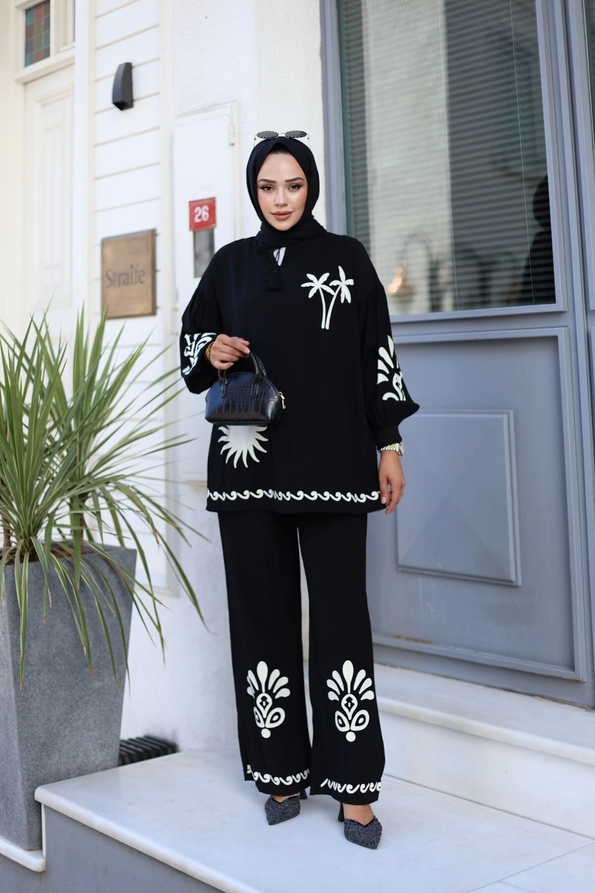 طقم محتشم قطعتين أسود بتفاصيل طباعة كونتور - Wovi Moda