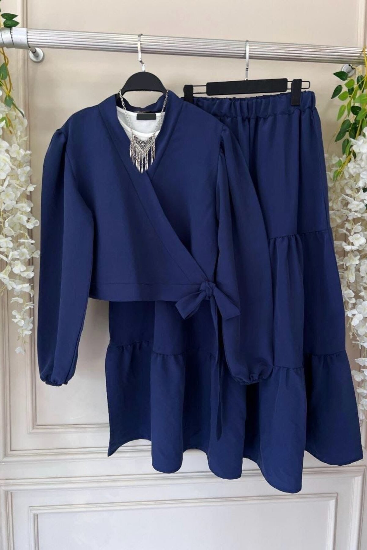 طقم محتشم كحلي بتصميم كروس وتفاصيل ربط مع تنورة - Dimar Butik