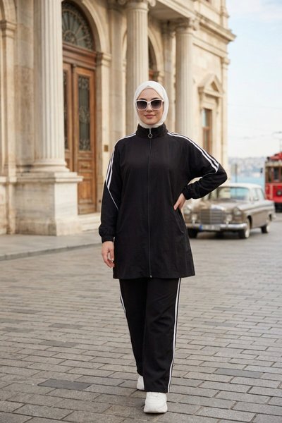 Siyah Rahat Kesim Şerit Detaylı Eşofman Takımı