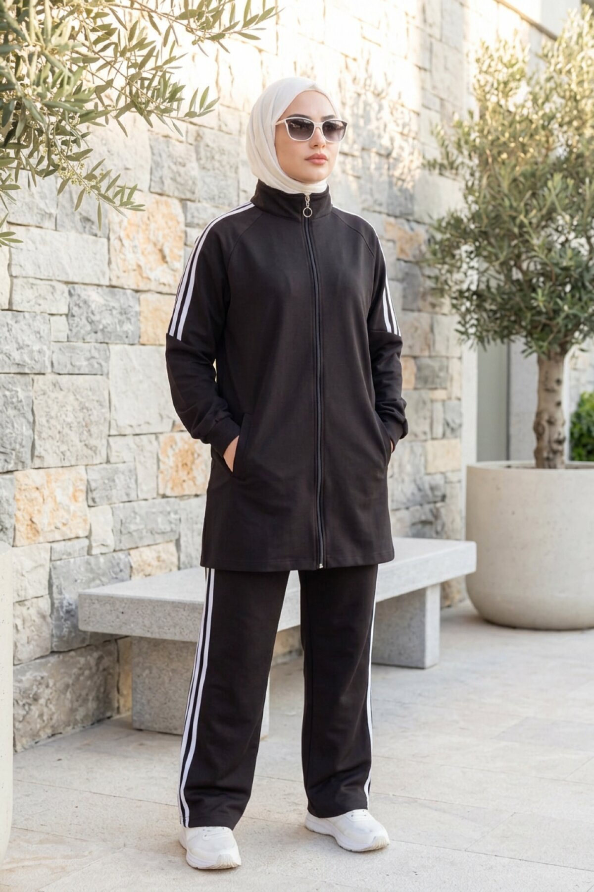 Siyah Şerit Detaylı Fermuarlı Eşofman Takım - Wovi Moda