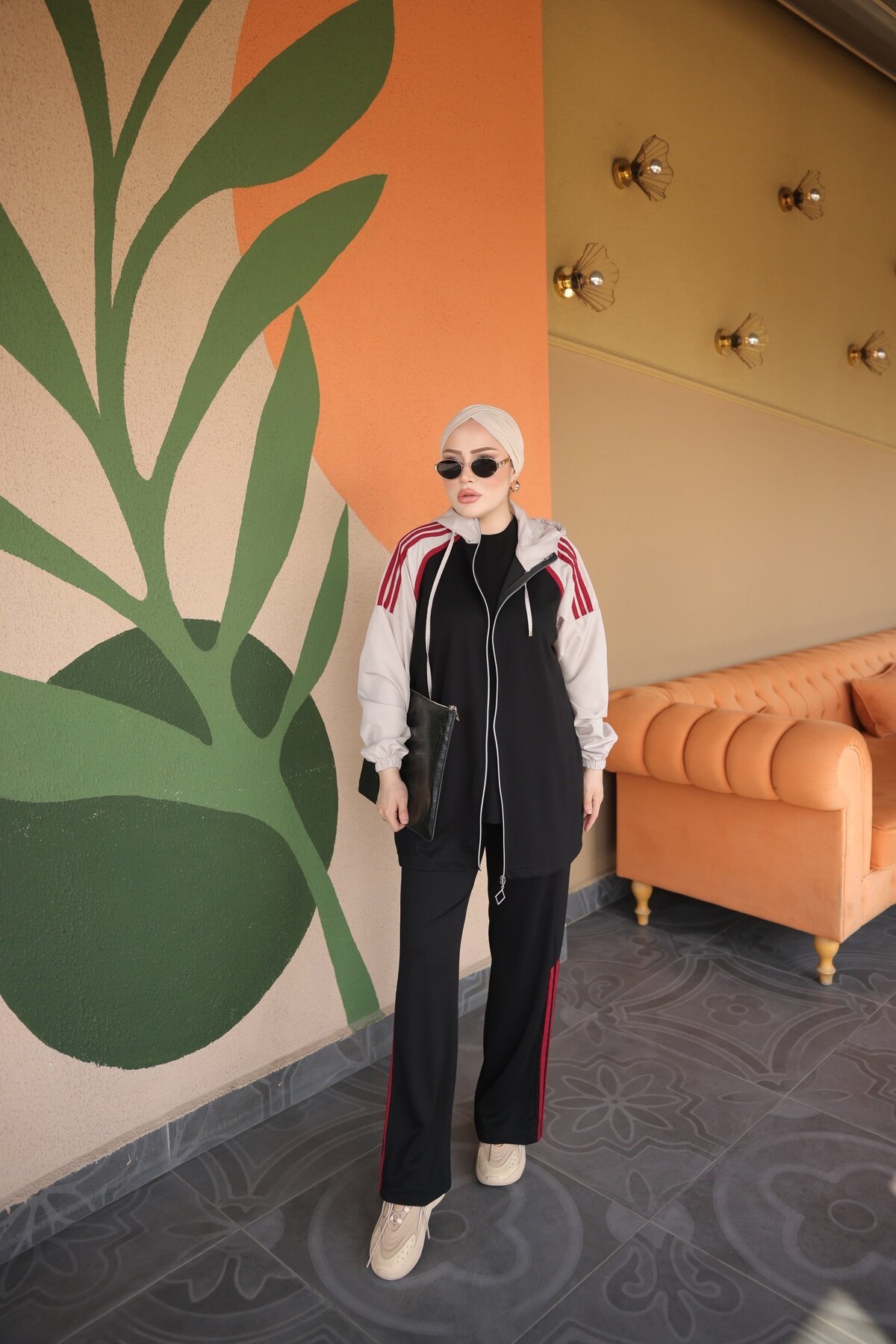 Siyah Şeritli Kapüşonlu Fermuarlı Takım - Wovi Moda