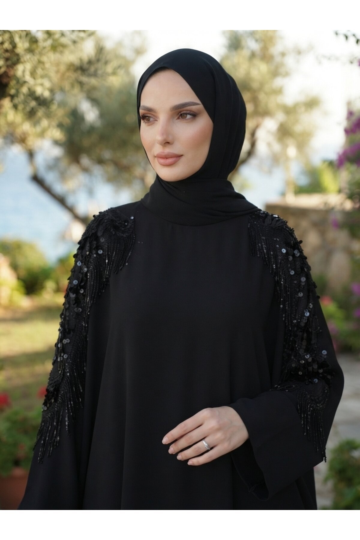فستان فرجية مقاس كبير أسود بتفاصيل إكسسوار كتف - Fzd Filizzade