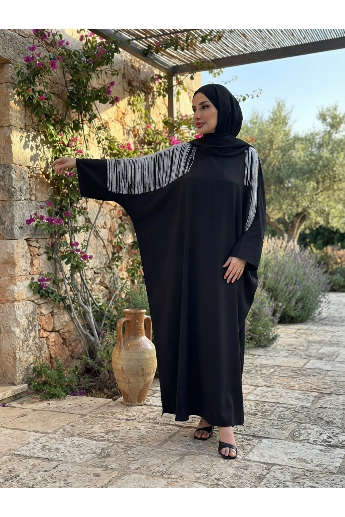 عباية فستان مقاس كبير أسود بالترتر بتفاصيل إكسسوار فضي على الكتف - Fzd Filizzade