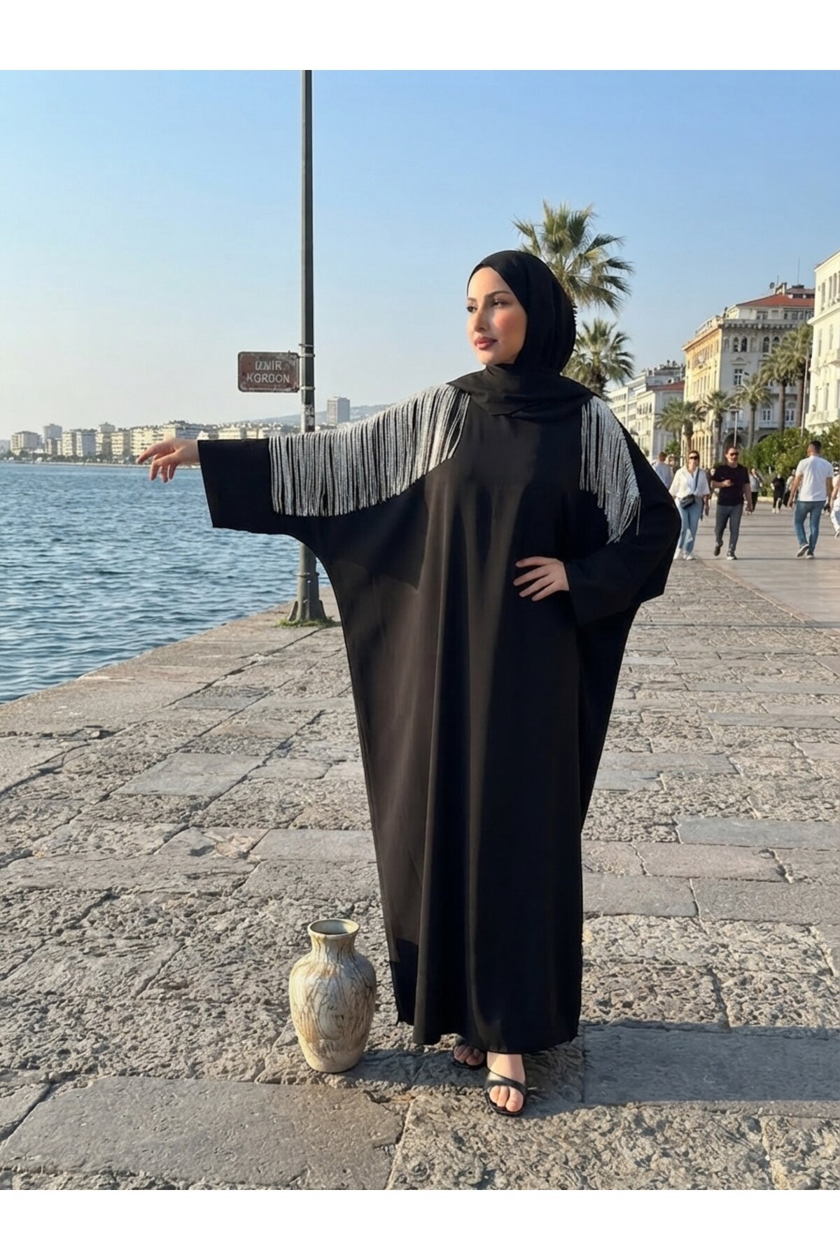 عباية فستان مقاس كبير أسود بالترتر بتفاصيل إكسسوار فضي على الكتف - Fzd Filizzade