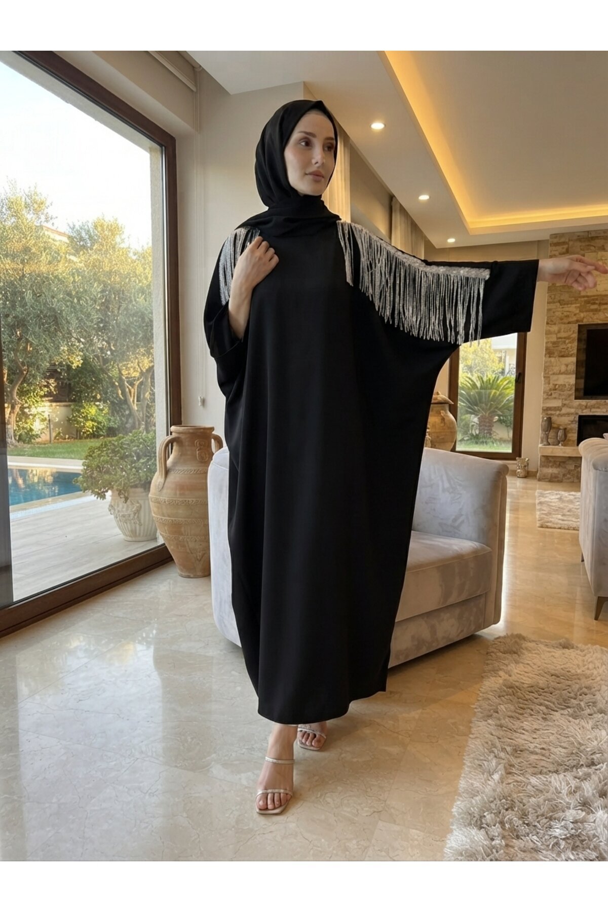 عباية فستان مقاس كبير أسود بالترتر بتفاصيل إكسسوار فضي على الكتف - Fzd Filizzade